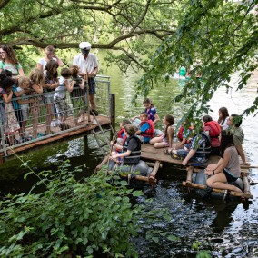 Freizeitpädagoge auf dem Weiher