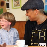 Xavier Naidoo war im Bethanien Kinder- und Jugenddorf zu Besuch und hat sich nicht nur mit Schwester Jordana getroffen, sondern auch die Musikschule besucht.