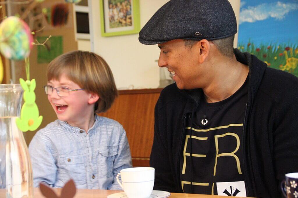 Xavier Naidoo war im Bethanien Kinder- und Jugenddorf zu Besuch und hat sich nicht nur mit Schwester Jordana getroffen, sondern auch die Musikschule besucht.