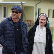 Xavier Naidoo war im Bethanien Kinder- und Jugenddorf zu Besuch und hat sich nicht nur mit Schwester Jordana getroffen, sondern auch die Musikschule besucht.