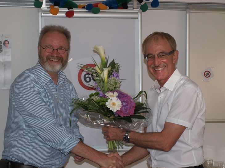 Geschäftsführer Werner Langfeld schüttelt Kinderdorfleiter Martin Kramm zum 60. Geburtstag die Hand.