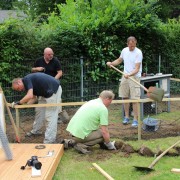 Die Firma Colt Technology Services hat im Rahmen eines Social Days den Garten von Kinderdorffamilie Marlene Altevers im Bethanein Kinder- und Jugenddorf Schwalmtal Sommerferien-fit gemacht.