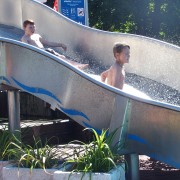 Auf der Wasserrutsche