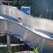 Auf der Wasserrutsche
