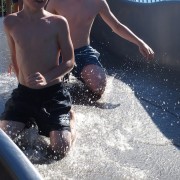 Auf der Wasserrutsche