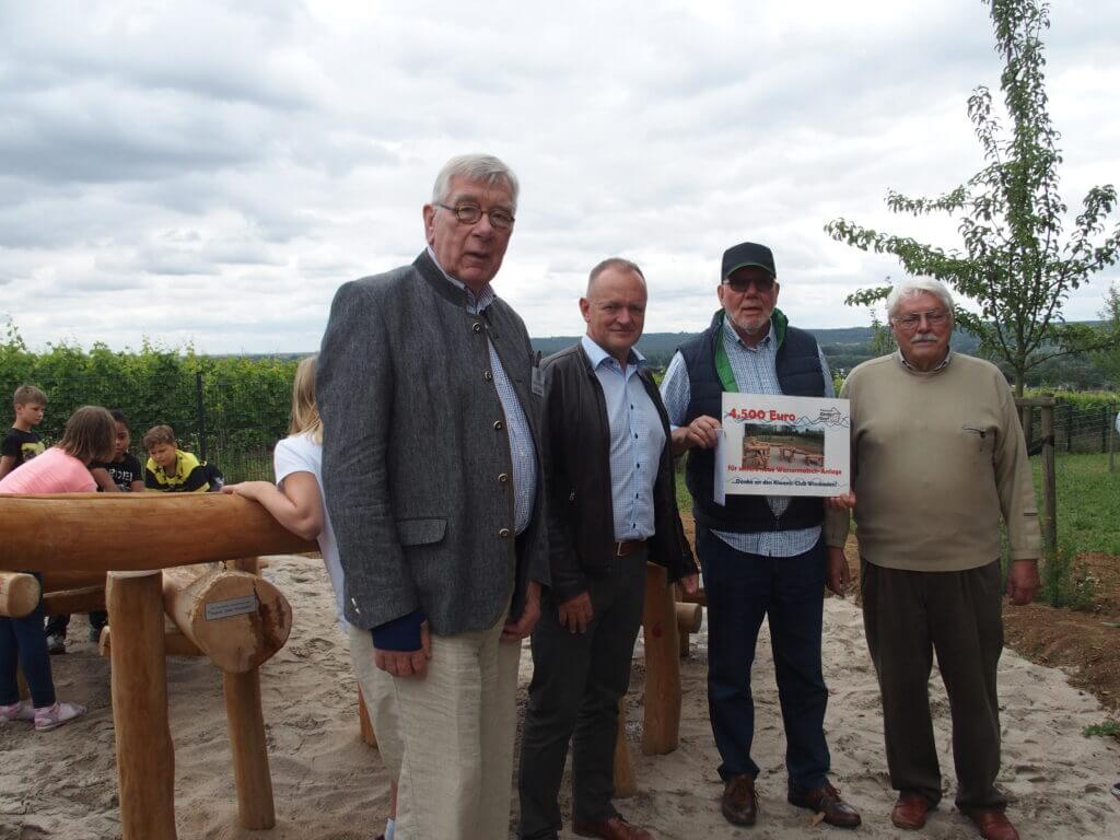 Dr. Michael Henrich, Dr. Alfred Baldus und Dr. Klaus Meyer überreichen den Scheck zum Bau der Wassermatschanlage und überraschten Kinderdorfleiter Thomas Kunz mit 500 € extra Ferienhilfe