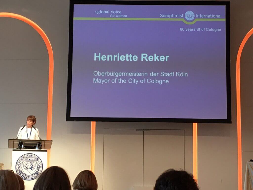 Prominente VertrAls langjährige Soroptimistin übernahm Kölns Oberbürgermeisterin Henriette Reker die Schirmherrschaft und hielt die Laudatioeterinnen auf dem Jubiläum