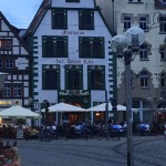 Die Pilger haben am Haus zur alten Lilie Rast gemacht