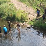 Die Fahrradpilger auf den Spuren Luthers erfrischen sich im Bach