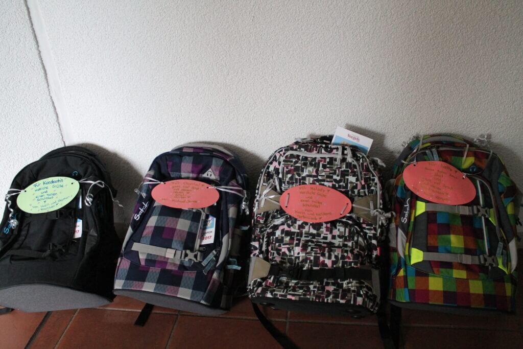 Rückengeeignet und modern: der Freundeskreis stattet die Schulwechsler mit Schultornistern aus