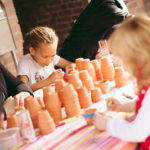 Kleinen Blumen ein neues Zuhause schenken beim Blumentöpfe bemalen und bepflanzen