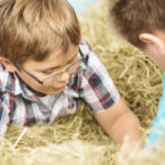 Auf dem Erntedank- und Herbstfest konnten Kinder im Heuhaufen spielen