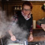 Crêpes schmecken bei winterlichen Temperaturen auf dem Martinsmarkt im Kinderdorf besonders gut