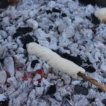 Das Feuer des Stockbrots vor dem BigBass war wärmend und aufregend zugleich