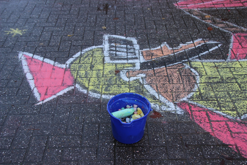 Mit Kreide hat Eric Loll vom BigBass den Sankt Martin auch auf dem Weg des Kinderdorfes verewigt.