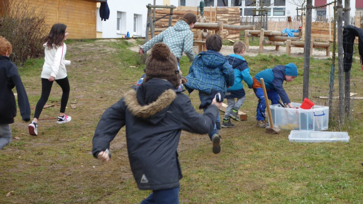 erfahrungsbezogenes Lernen auf dem Bauspielplatz