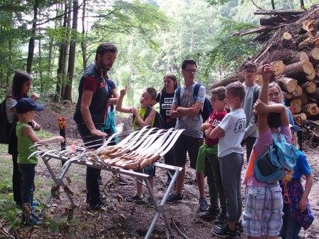 Einweisung beim Bogenschießen