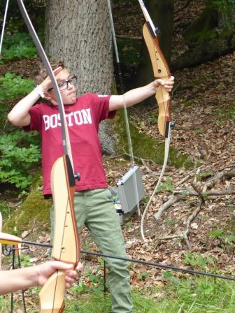 Einweisung beim Bogenschießen