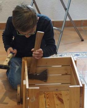 mit Hammer und Nagel