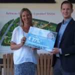 Scheck wird übergeben