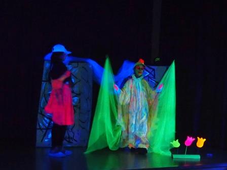 Schwarzlicht-Theater Aufführung in Eltville