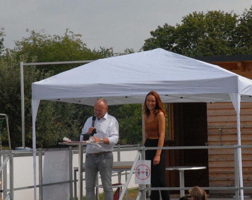 GNTM Jacky zu Besuch im Kinderdorf