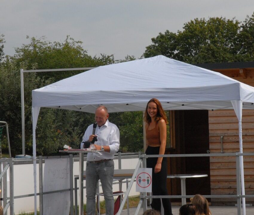 GNTM Jacky zu Besuch im Kinderdorf