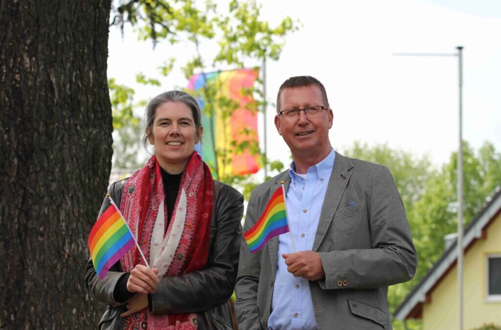 Regenbogenfahnen im Kinderdorf