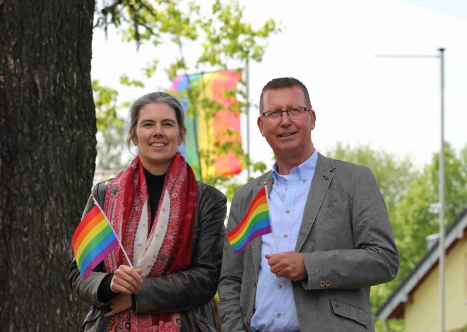Regenbogenfahnen im Kinderdorf