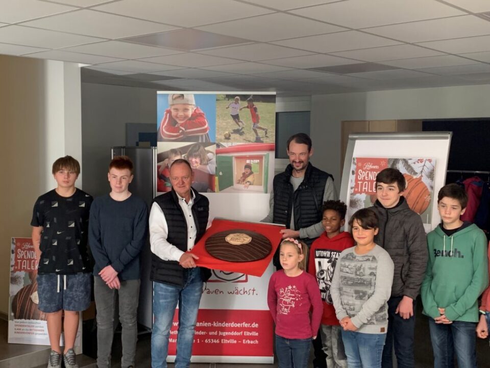 Geschäftsführer "Die Lohners" Marc Kranz (Mitte) übergibt Spendentaler XXL an das Bethanien Kinderdorf in Eltville.