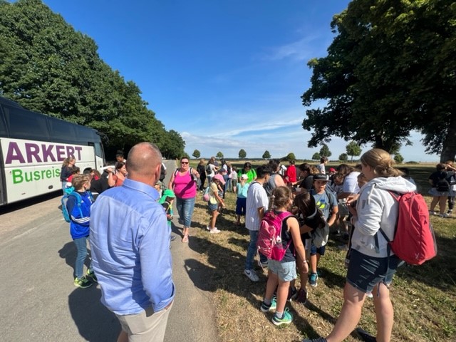 Mit dem Reisebus geht es los.