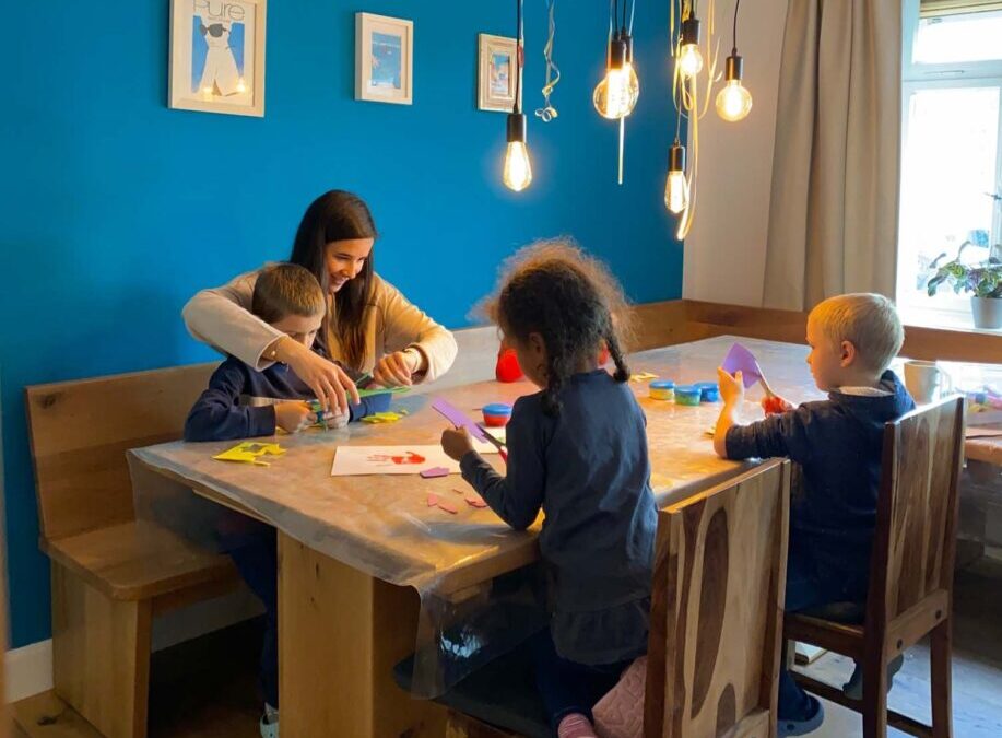 Gruppenleiterin Christin Oppenhäuser bastelt leidenschaftlich gerne mit den Kindern