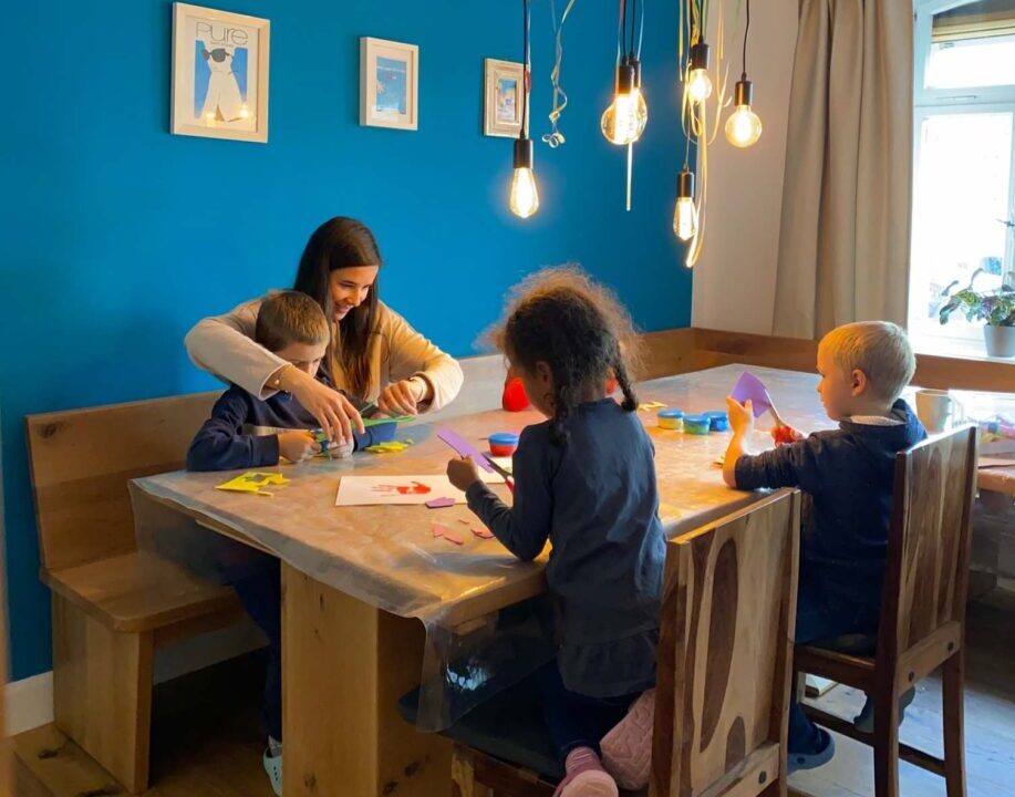 Gruppenleiterin Christin Oppenhäuser bastelt leidenschaftlich gerne mit den Kindern