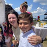 Erzieherin Jenni mit einem Jungen aus der Wohngruppe in weißem Hemd