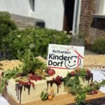 Weiße Schokotorte, liebevoll arrangiert mit Beeren und Minze