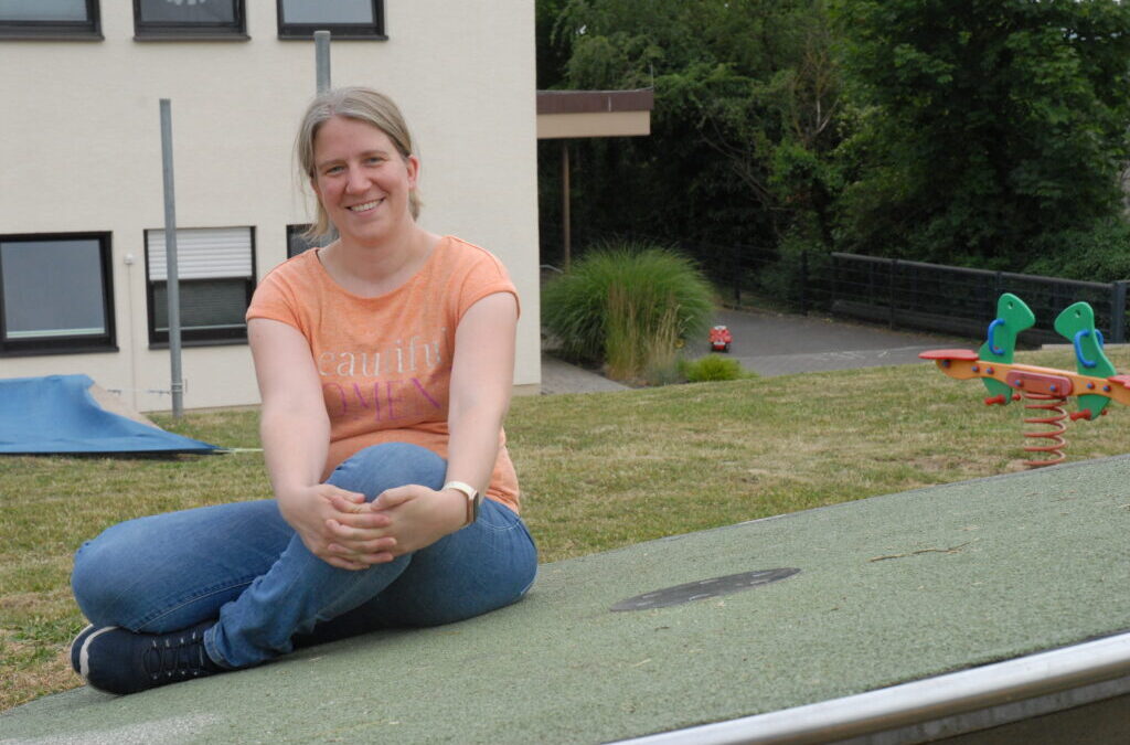 Kinderdorfmutter Isabel Nowak auf dem Spielplatz