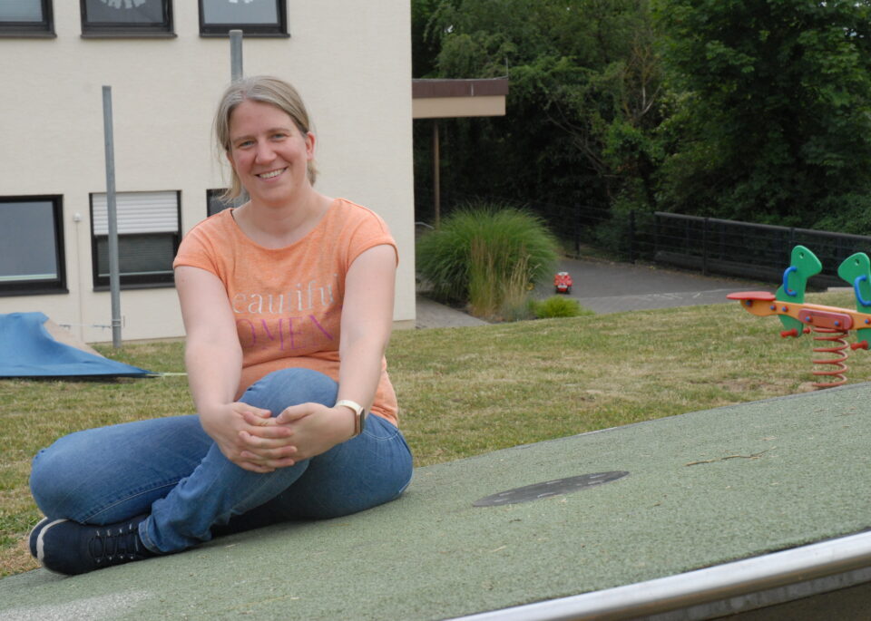 Kinderdorfmutter Isabel Nowak auf dem Spielplatz