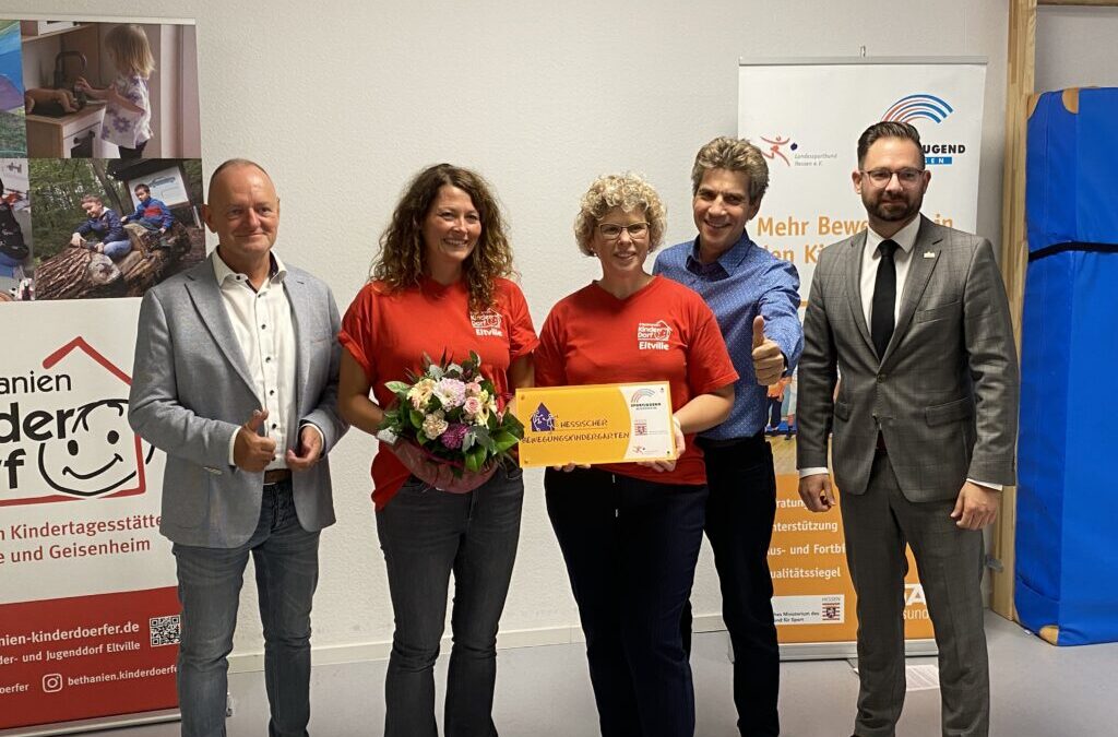 Thomas Kunz (Kinderdorfleiter), Katja Bruysten (Gesamtleitung Bethanien Kindertagesstätten), Karola Halbritter (Standortleitung Bethanien Kindertagesstätte am Dom), Klaus Lehn (Sportjugend Hessen) und Christian Aßmann (Bürgermeister von Geisenheim)