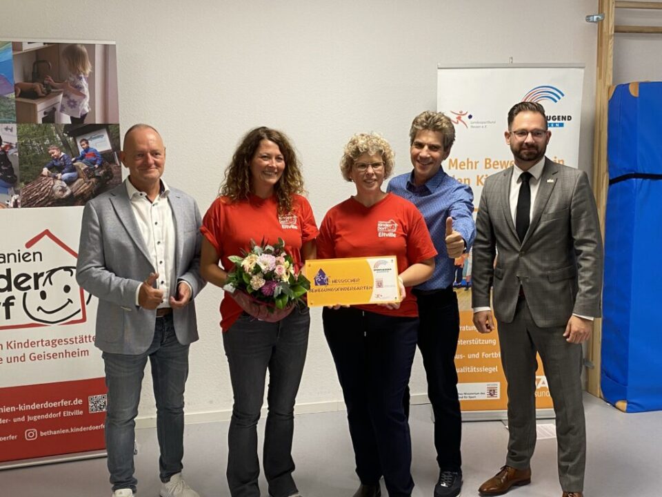 Thomas Kunz (Kinderdorfleiter), Katja Bruysten (Gesamtleitung Bethanien Kindertagesstätten), Karola Halbritter (Standortleitung Bethanien Kindertagesstätte am Dom), Klaus Lehn (Sportjugend Hessen) und Christian Aßmann (Bürgermeister von Geisenheim)