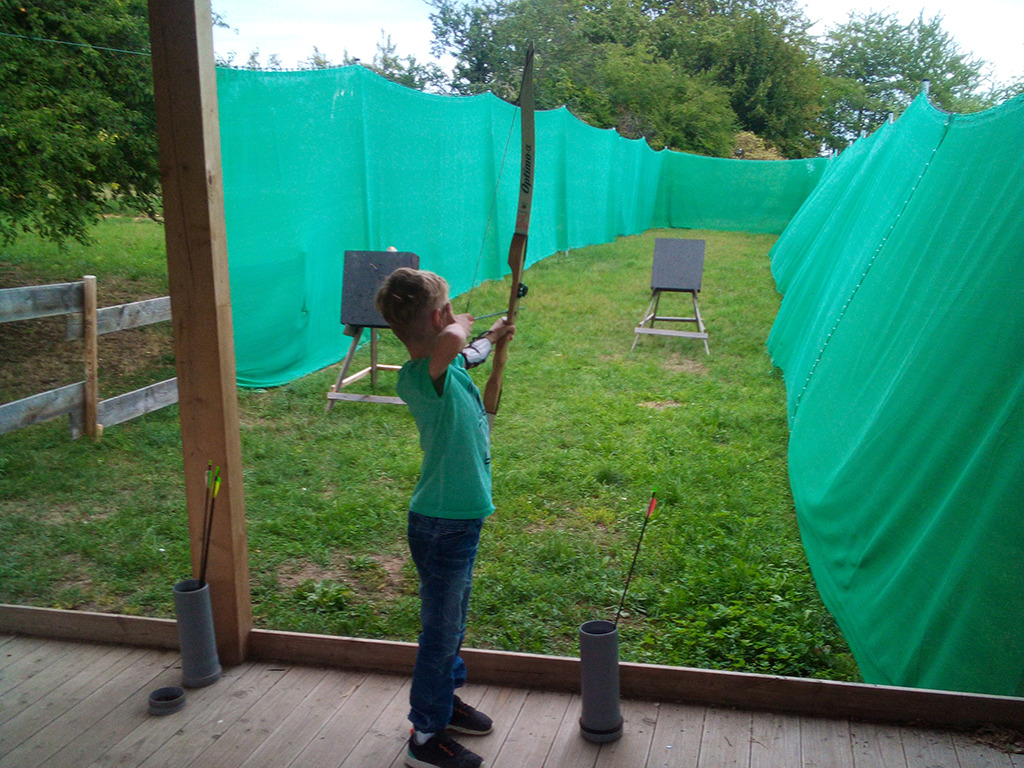 Kind beim Bogenschießen