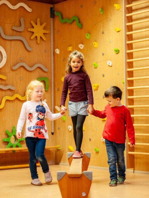 Kinder aus der Kita Kaiserpark helfen sich im Turnraum