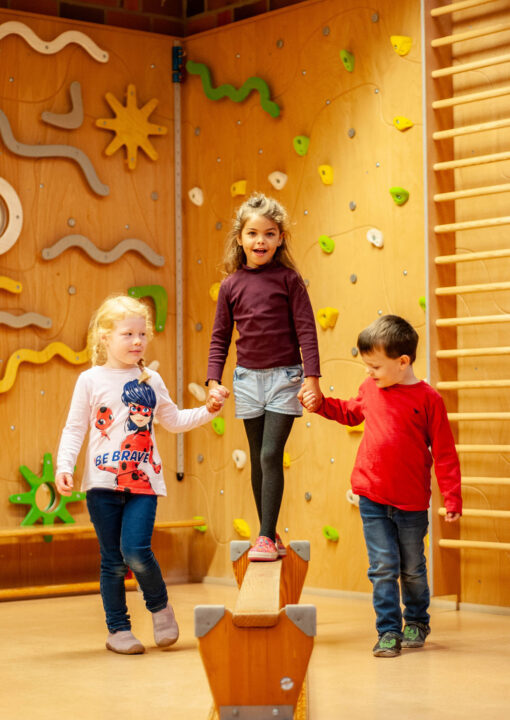 Kinder aus der Kita Kaiserpark helfen sich im Turnraum