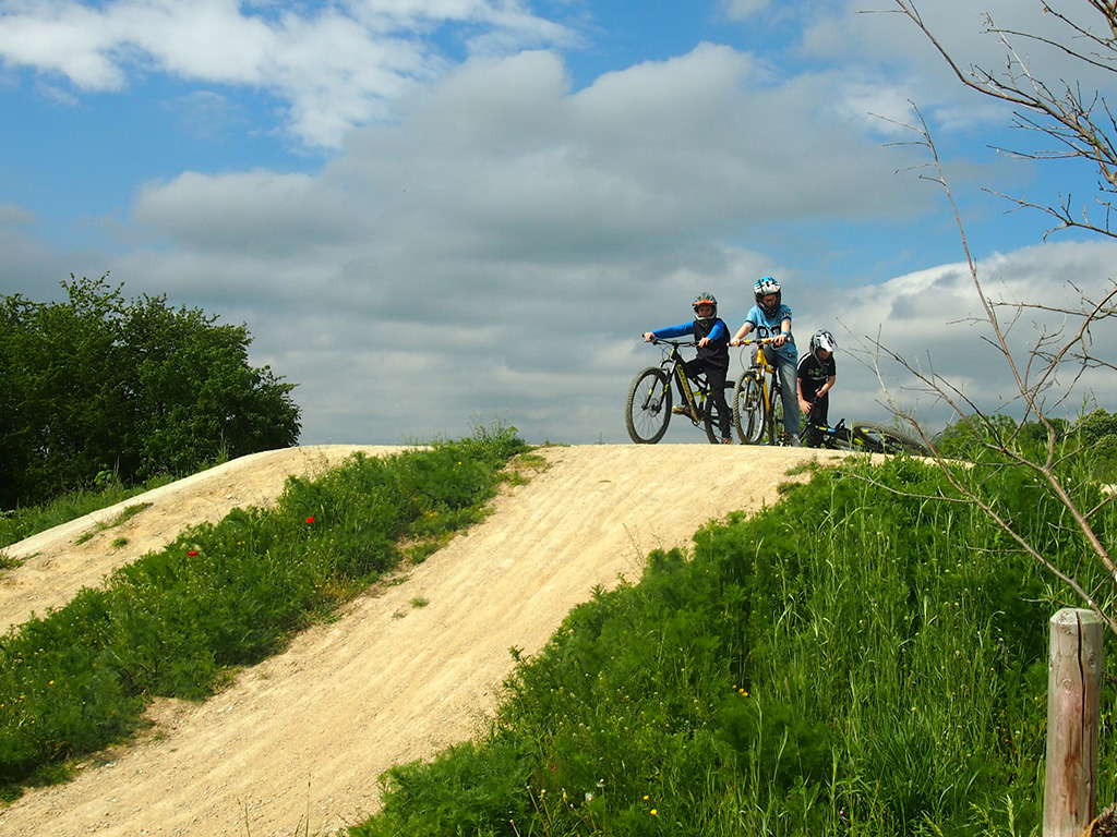 Drei Kinder mit dem Mountainbike auf dem Flowtrail