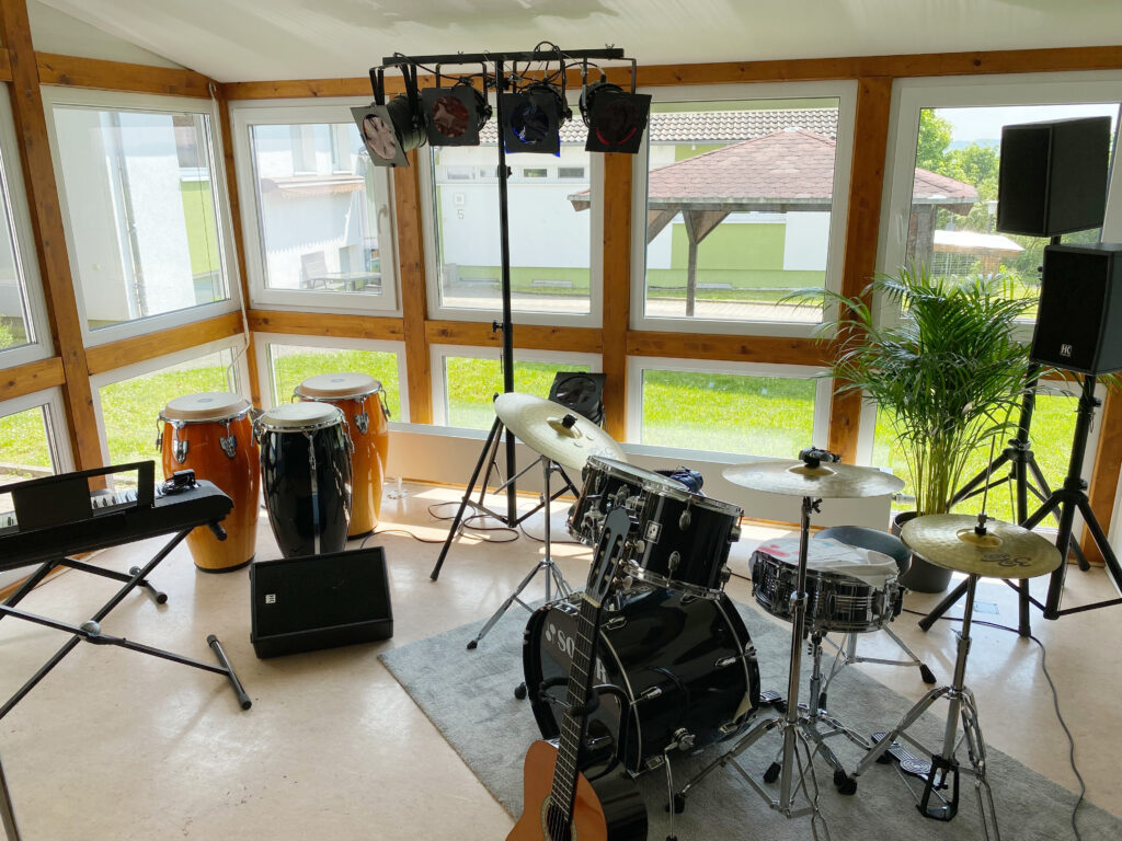 Blick in den Musikraum mit Schlagzeug, Keyboard & co