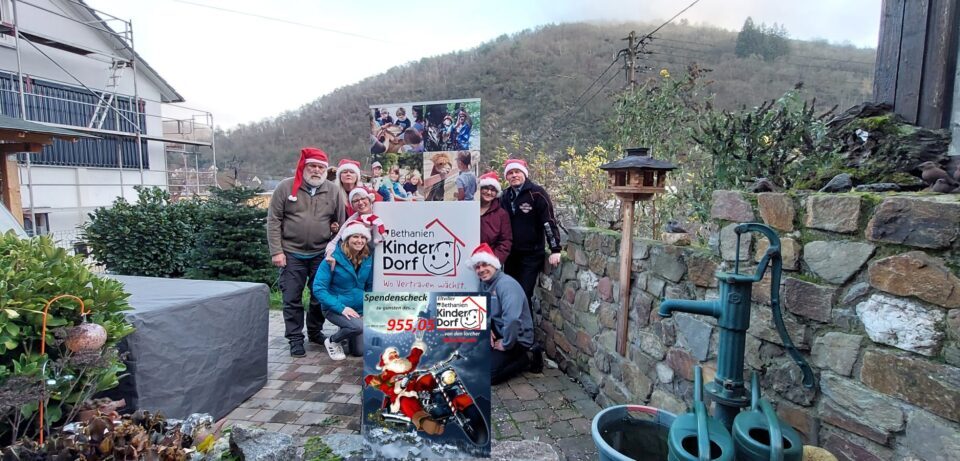 Spendenübergabe des Orga-Teams vom Nikolaus-Ride in Lorch