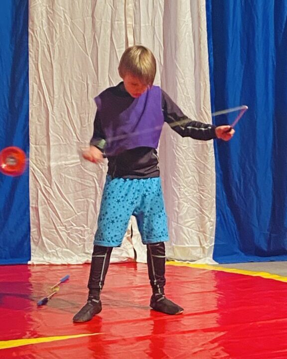 Voller Stolz und hochkonzentriert zeigte Kyle sein Geschick mit den sogenannten Diabolos, die er gekonnt durch die Luft wirbelte.