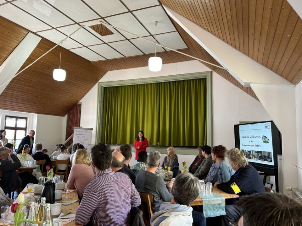 Gruppenleiterin Jessica Poh stellt sich den Gästen vor