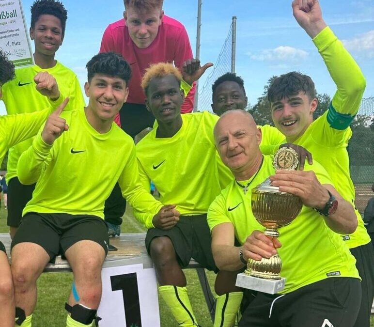 Der Jubel ist bei der U-19 Mannschaft beim KiDo-Cup groß.