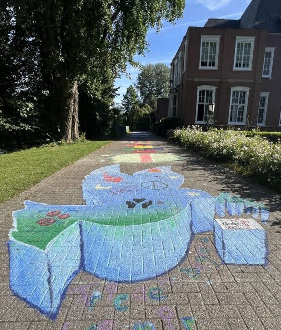 Viele Menschen bekundeten im Bethanien Kinderdorf Schwalmtal ihre Solidarität mit jenen, die aktuell nicht in Frieden leben können, indem sie bunte Friedensbotschaften auf den Weg malten.