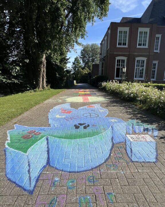 Viele Menschen bekundeten im Bethanien Kinderdorf Schwalmtal ihre Solidarität mit jenen, die aktuell nicht in Frieden leben können, indem sie bunte Friedensbotschaften auf den Weg malten.